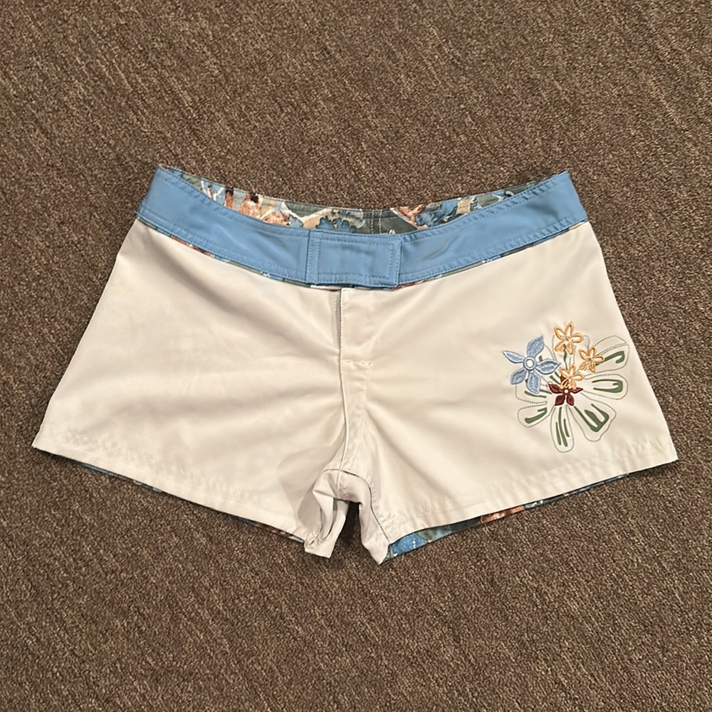 Women’s Reversible Floral/White Crazy Shirts Board Shorts *Like New* - Picture 8 of 14
